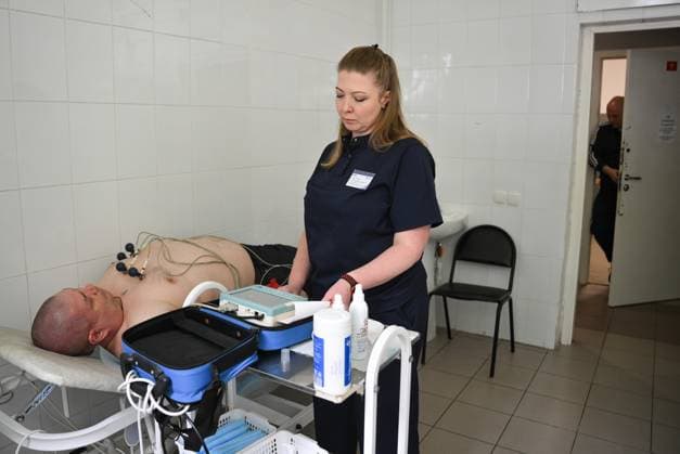 Russia Defence Contract Service Recruitment 9224333 19.08.2026 A man who signed a military service contract with Russia s Defence Ministry undergoes a medical check-up at a recruitment centre in the Moscow region, Russia. Yuri Kochetkov Sputnik Moscow region Russia  Copyright: xYurixKochetkovx