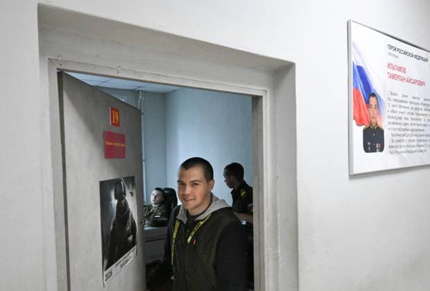 Russia Defence Contract Service Recruitment 9224332 19.08.2026 A man submits his documents at a recruitment centre to sign a military service contract with Russia™s Defence Ministry in the Moscow region, Russia. Yuri Kochetkov Sputnik Moscow region Russia  Copyright: xYurixKochetkovx