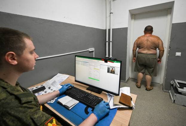 Russia Defence Contract Service Recruitment 9224342 19.08.2026 A man who signed a military service contract with Russia s Defence Ministry undergoes a medical check-up at a recruitment centre in the Moscow region, Russia. Yuri Kochetkov Sputnik Moscow region Russia  Copyright: xYurixKochetkovx