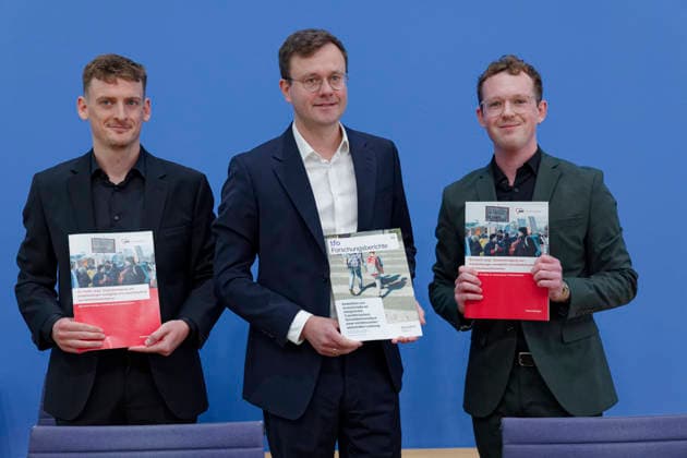 AWO will Sozialleistungen zusammenlegen 2026-08-19 Deutschland, Berlin Bundespressekonferenz: ifo-Studie im Auftrag des AWO Bundesverbands Wie die Zusammenlegung von Sozialleistungen gegen Armut wirken kann. Im Bild von links Lukas Werner, Referent für Sozialpolitik AWO Bundesverband, Dr. Maximilian Blömer, Leiter Ex-Ante Politikevaluation, ifo Zentrum für Finanzwissenschaft, Lukas Hochscheidt, AWO-Referent für politische Koordination und Interessenvertretung. *** AWO Plans to Consolidate Social Benefits August 19, 2026 Germany, Berlin Federal Press Conference: ifo Study Commissioned by the AWO Federal Association—How the Consolidation of Social Benefits Can Combat Poverty. Pictured from left: Lukas Werner, Social Policy Advis