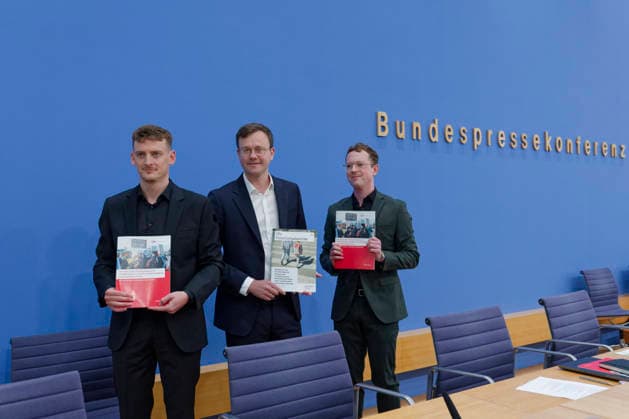 AWO will Sozialleistungen zusammenlegen 2026-08-19 Deutschland, Berlin Bundespressekonferenz: ifo-Studie im Auftrag des AWO Bundesverbands Wie die Zusammenlegung von Sozialleistungen gegen Armut wirken kann. Im Bild von links Lukas Werner, Referent für Sozialpolitik AWO Bundesverband, Dr. Maximilian Blömer, Leiter Ex-Ante Politikevaluation, ifo Zentrum für Finanzwissenschaft, Lukas Hochscheidt, AWO-Referent für politische Koordination und Interessenvertretung. *** AWO Plans to Consolidate Social Benefits August 19, 2026 Germany, Berlin Federal Press Conference: ifo Study Commissioned by the AWO Federal Association—How the Consolidation of Social Benefits Can Combat Poverty. Pictured from left: Lukas Werner, Social Policy Advis