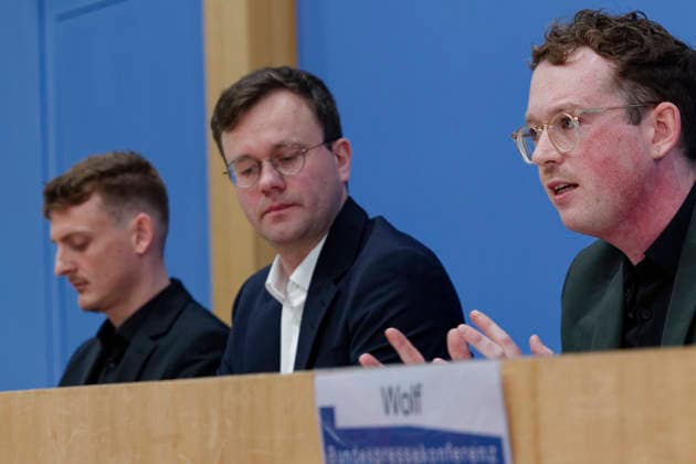 AWO will Sozialleistungen zusammenlegen 2026-08-19 Deutschland, Berlin Bundespressekonferenz: ifo-Studie im Auftrag des AWO Bundesverbands Wie die Zusammenlegung von Sozialleistungen gegen Armut wirken kann. Im Bild von links Lukas Werner, Referent für Sozialpolitik AWO Bundesverband, Dr. Maximilian Blömer, Leiter Ex-Ante Politikevaluation, ifo Zentrum für Finanzwissenschaft, Lukas Hochscheidt, AWO-Referent für politische Koordination und Interessenvertretung. *** AWO Plans to Consolidate Social Benefits August 19, 2026, Germany, Berlin, Federal Press Conference: ifo Study Commissioned by the AWO Federal Association—How Consolidating Social Benefits Can Combat Poverty. Pictured from left: Lukas Werner, Social Policy Advisor at