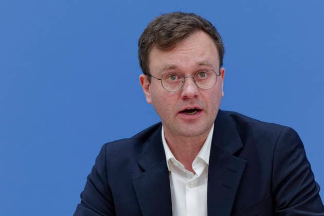 AWO will Sozialleistungen zusammenlegen 2026-08-19 Deutschland, Berlin Bundespressekonferenz: ifo-Studie im Auftrag des AWO Bundesverbands Wie die Zusammenlegung von Sozialleistungen gegen Armut wirken kann. Im Bild Dr. Maximilian Blömer, Leiter Ex-Ante Politikevaluation, ifo Zentrum für Finanzwissenschaft. *** AWO Plans to Consolidate Social Benefits August 19, 2026 Germany, Berlin Federal Press Conference ifo Study Commissioned by the AWO Federal Association How the Consolidation of Social Benefits Can Combat Poverty Pictured: Dr. Maximilian Blömer, Head of Ex Ante Policy Evaluation, ifo Center for Public Finance