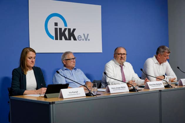 IKK für nachhaltige GKV-Reformen 2026-08-19 Deutschland, Berlin Pressekonferenz des IKK e.V. zur GKV-Finanzierung. Im Bild von links Hans-Jürgen Müller, Vorstandsvorsitzender IKK e.V., Hans Peter Wollseifer, Vorstandsvorsitzender IKK e.V, Frank Hippler, Vorstandsvorsitzender IKK classic. *** IKK Calls for Sustainable Statutory Health Insurance Reforms August 19, 2026, Germany, Berlin: IKK e.V. press conference on statutory health insurance (GKV) financing. Pictured from left: Hans Jürgen Müller, Chairman of the Board of IKK e.V.; Hans Peter Wollseifer, Chairman of the Board of IKK e.V.; Frank Hippler, Chairman of the Board of IKK classic