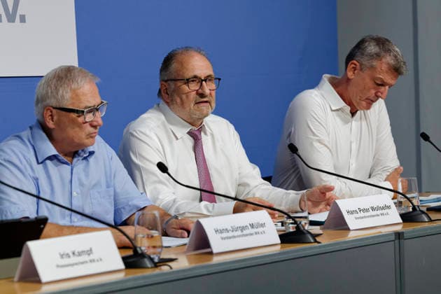 IKK für nachhaltige GKV-Reformen 2026-08-19 Deutschland, Berlin Pressekonferenz des IKK e.V. zur GKV-Finanzierung. Im Bild von links Hans-Jürgen Müller, Vorstandsvorsitzender IKK e.V., Hans Peter Wollseifer, Vorstandsvorsitzender IKK e.V, Frank Hippler, Vorstandsvorsitzender IKK classic. *** IKK Calls for Sustainable Statutory Health Insurance Reforms August 19, 2026, Germany, Berlin: IKK e.V. press conference on statutory health insurance (GKV) financing. Pictured from left: Hans-Jürgen Müller, Chairman of the Board of IKK e.V.; Hans-Peter Wollseifer, Chairman of the Board of IKK e.V.; Frank Hippler, Chairman of the Board of IKK classic
