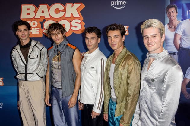 Back to the 90s , Filmpremiere im Delphi Filmpalast, Berlin, 18.08.2026 Luis Freitag, Bene Schulz, Tim Schaecker, Jacob Rott, Julien Brown von den Elevator Boys - Premiere Back to the 90s, Delphi-Filmpalast am Zoo Kino, Berlin, 18.8.26 Berlin Delphi-Filmpalast am Zoo Kino Berlin Deutschland *** Back to the 90s, movie premiere at the Delphi Filmpalast, Berlin, August 18, 2026 Luis Freitag, Bene Schulz, Tim Schaecker, Jacob Rott, and Julien Brown from the Elevator Boys at the premiere of *Back to the 90s* at the Delphi Filmpalast am Zoo, Berlin, August 18, 2026. Berlin, Delphi Filmpalast am Zoo, Berlin, Germany Copyright: xHolgerxMuchx