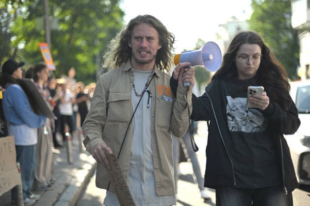A demonstrator uses a bullhorn during a rally outside the Verkhovna Rada building, demanding the reinstatement of Mykhailo Fedorov as the Ukrainian Minister of Defence, Kyiv, Ukraine, August 19, 2026. (Photo by Yevhen Kotenko Ukrinform) Rally in support of Mykhailo Fedorov outside Ukrainian Parliament  Copyright: xYevhenxKotenkox