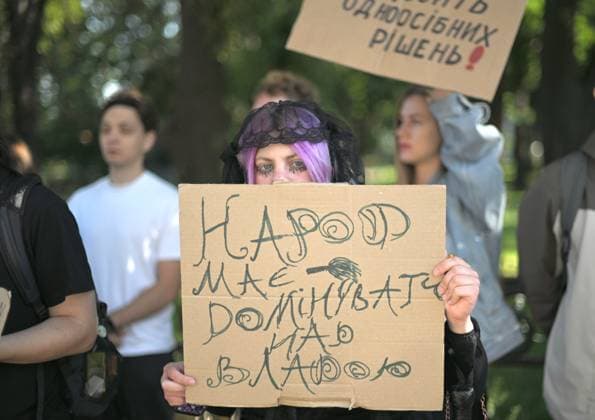 A demonstrator holds a placard People Must Dominate Power during a rally outside the Verkhovna Rada building, demanding the reinstatement of Mykhailo Fedorov as the Ukrainian Minister of Defence, Kyiv, Ukraine, August 19, 2026. (Photo by Yevhen Kotenko Ukrinform) Rally in support of Mykhailo Fedorov outside Ukrainian Parliament  Copyright: xYevhenxKotenkox