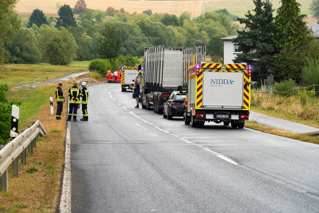 Schwerer Verkehrsunfall zwei Tote, mehrere Schwerverletzte Rettungshubschrauber im Einsatz14:58 Am 19.08.2026 kam es um 13:35 Uhr auf der L3185 zwischen Michelnau und Ober-Lais im Wetteraukreis zu einem schweren Verkehrsunfall. Mehrere Personen wurden schwer verletzt. Mehrere Rettungshubschrauber wurden zur Versorgung der Verletzten eingesetzt. Zwei Verletzte kamen bereits mit dem Rettungshubschrauber in eine Klinik, zwei Menschen sind verstorben. Die Straße ist komplett gesperrt. Nidda Ober-Lais Hessen Deutschland *** Serious traffic accident: two dead, several seriously injured; rescue helicopters deployed 14 58 On August 19, 2026, at 1:35 p.m., a serious traffic accident occurred on the L3185 between Michelnau and Ober Lais in t