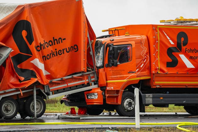 Schwerer Verkehrsunfall zwei Tote, mehrere Schwerverletzte Rettungshubschrauber im Einsatz14:58 Am 19.08.2026 kam es um 13:35 Uhr auf der L3185 zwischen Michelnau und Ober-Lais im Wetteraukreis zu einem schweren Verkehrsunfall. Mehrere Personen wurden schwer verletzt. Mehrere Rettungshubschrauber wurden zur Versorgung der Verletzten eingesetzt. Zwei Verletzte kamen bereits mit dem Rettungshubschrauber in eine Klinik, zwei Menschen sind verstorben. Die Straße ist komplett gesperrt. Nidda Ober-Lais Hessen Deutschland *** Serious traffic accident: two dead, several seriously injured; rescue helicopters deployed 14 58 On August 19, 2026, at 1:35 p.m., a serious traffic accident occurred on the L3185 between Michelnau and Ober Lais in t