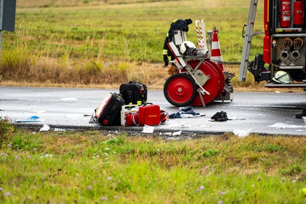 Schwerer Verkehrsunfall zwei Tote, mehrere Schwerverletzte Rettungshubschrauber im Einsatz14:58 Am 19.08.2026 kam es um 13:35 Uhr auf der L3185 zwischen Michelnau und Ober-Lais im Wetteraukreis zu einem schweren Verkehrsunfall. Mehrere Personen wurden schwer verletzt. Mehrere Rettungshubschrauber wurden zur Versorgung der Verletzten eingesetzt. Zwei Verletzte kamen bereits mit dem Rettungshubschrauber in eine Klinik, zwei Menschen sind verstorben. Die Straße ist komplett gesperrt. Nidda Ober-Lais Hessen Deutschland *** Serious traffic accident: two dead, several seriously injured; rescue helicopters deployed 14 58 On August 19, 2026, at 1:35 p.m., a serious traffic accident occurred on the L3185 between Michelnau and Ober Lais in t