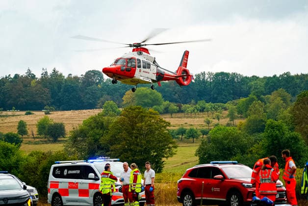 Schwerer Verkehrsunfall zwei Tote, mehrere Schwerverletzte Rettungshubschrauber im Einsatz14:58 Am 19.08.2026 kam es um 13:35 Uhr auf der L3185 zwischen Michelnau und Ober-Lais im Wetteraukreis zu einem schweren Verkehrsunfall. Mehrere Personen wurden schwer verletzt. Mehrere Rettungshubschrauber wurden zur Versorgung der Verletzten eingesetzt. Zwei Verletzte kamen bereits mit dem Rettungshubschrauber in eine Klinik, zwei Menschen sind verstorben. Die Straße ist komplett gesperrt. Nidda Ober-Lais Hessen Deutschland *** Serious traffic accident: two dead, several seriously injured; rescue helicopters deployed 14 58 On August 19, 2026, at 1:35 p.m., a serious traffic accident occurred on the L3185 between Michelnau and Ober Lais in t