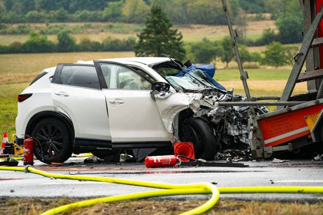 Schwerer Verkehrsunfall zwei Tote, mehrere Schwerverletzte Rettungshubschrauber im Einsatz14:58 Am 19.08.2026 kam es um 13:35 Uhr auf der L3185 zwischen Michelnau und Ober-Lais im Wetteraukreis zu einem schweren Verkehrsunfall. Mehrere Personen wurden schwer verletzt. Mehrere Rettungshubschrauber wurden zur Versorgung der Verletzten eingesetzt. Zwei Verletzte kamen bereits mit dem Rettungshubschrauber in eine Klinik, zwei Menschen sind verstorben. Die Straße ist komplett gesperrt. Nidda Ober-Lais Hessen Deutschland *** Serious traffic accident: two dead, several seriously injured; rescue helicopters deployed 14 58 On August 19, 2026, at 1:35 p.m., a serious traffic accident occurred on the L3185 between Michelnau and Ober Lais in t