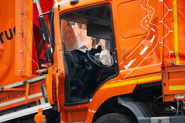Schwerer Verkehrsunfall zwei Tote, mehrere Schwerverletzte Rettungshubschrauber im Einsatz14:58 Am 19.08.2026 kam es um 13:35 Uhr auf der L3185 zwischen Michelnau und Ober-Lais im Wetteraukreis zu einem schweren Verkehrsunfall. Mehrere Personen wurden schwer verletzt. Mehrere Rettungshubschrauber wurden zur Versorgung der Verletzten eingesetzt. Zwei Verletzte kamen bereits mit dem Rettungshubschrauber in eine Klinik, zwei Menschen sind verstorben. Die Straße ist komplett gesperrt. Nidda Ober-Lais Hessen Deutschland *** Serious traffic accident: two dead, several seriously injured; rescue helicopters deployed 14 58 On August 19, 2026, at 1:35 p.m., a serious traffic accident occurred on the L3185 between Michelnau and Ober Lais in t