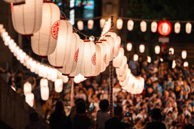 News Bilder des Tages General view, August 19, 2026 - Participants dance around a yagura during the 54th Kitamido Bon Odori in Osaka, Japan. Held at Hongwanji Tsumura Betsuin (Kitamido), the annual summer festival brings together local residents and visitors for traditional Bon Odori, Kawachi Ondo performances, and evening festivities.  aflo_341483847