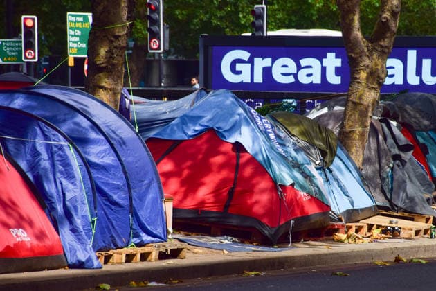 August 19, 2026, London, England, United Kingdom: Tents line Euston Road as UK Prime Minister Andy Burnham launches a campaign to end homelessness and help rough sleepers get off the streets by Christmas. London United Kingdom  - ZUMAv130 20260819_zip_v130_001 Copyright: xVukxValcicx
