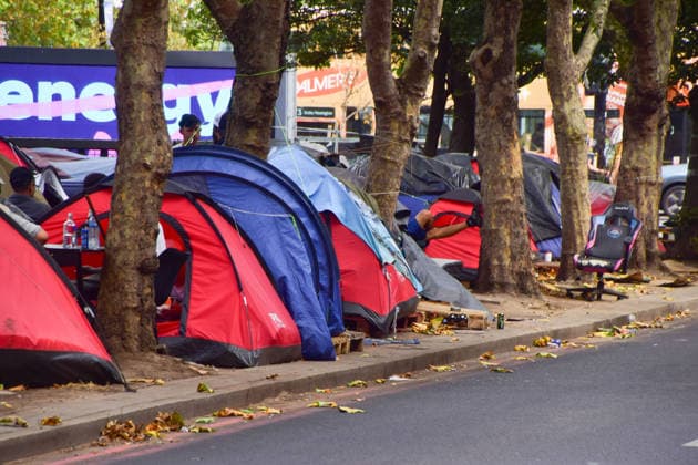 August 19, 2026, London, England, United Kingdom: Tents line Euston Road as UK Prime Minister Andy Burnham launches a campaign to end homelessness and help rough sleepers get off the streets by Christmas. London United Kingdom  - ZUMAv130 20260819_zip_v130_003 Copyright: xVukxValcicx