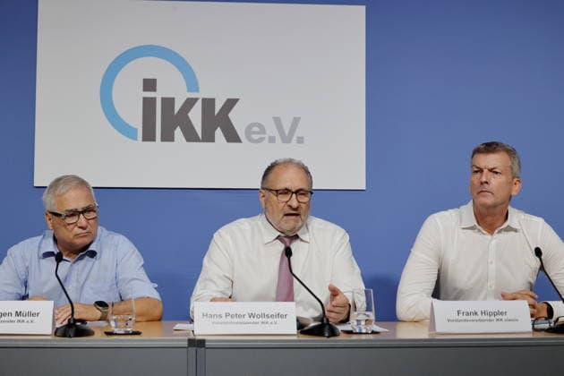 Hans-Jürgen Müller, Vorstandsvorsitzender IKK e.V., Hans Peter Wollseifer, Vorstandsvorsitzender IKK e.V., Franl Hippler, Vorstandsvorsitzender IKK classic, Deutschland, Berlin, Haus der Bundespressekonferenz: Pressekonferenz: IKK e.V. - GKV-Finanzierung: Vom Sparpaket zur Strukturreform? *** Hans Jürgen Müller, Chairman of the Board of IKK e.V., Hans Peter Wollseifer, Chairman of the Board of IKK e.V., Franl Hippler, Chairman of the Board of IKK classic, Germany, Berlin, Federal Press Conference Center: IKK e.V. Press Conference on Statutory Health Insurance (GKV) Financing—From Austerity Measures to Structural Reform