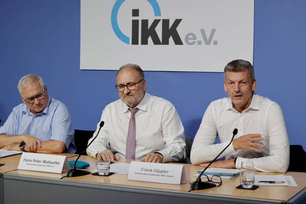 Hans-Jürgen Müller, Vorstandsvorsitzender IKK e.V., Hans Peter Wollseifer, Vorstandsvorsitzender IKK e.V., Franl Hippler, Vorstandsvorsitzender IKK classic, Deutschland, Berlin, Haus der Bundespressekonferenz: Pressekonferenz: IKK e.V. - GKV-Finanzierung: Vom Sparpaket zur Strukturreform? *** Hans Jürgen Müller, Chairman of the Board of IKK e.V., Hans Peter Wollseifer, Chairman of the Board of IKK e.V., Franl Hippler, Chairman of the Board of IKK classic, Germany, Berlin, Federal Press Conference Center: IKK e.V. Press Conference on Statutory Health Insurance (GKV) Financing—From Austerity Measures to Structural Reform