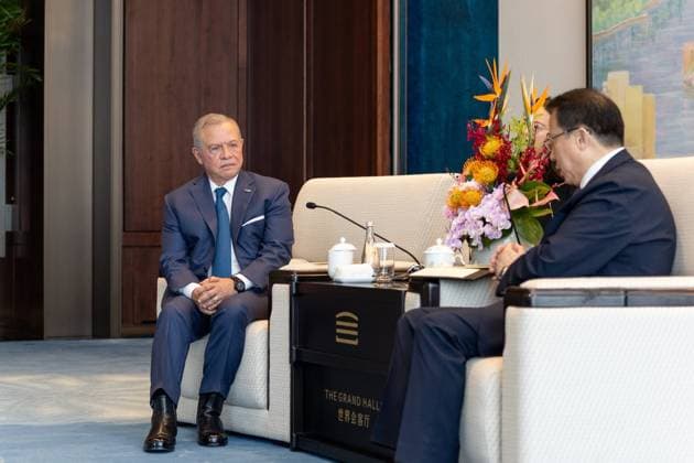 News Bilder des Tages Jordan’s King Abdullah II Meets Shanghai Mayor Gong Zheng Jordan’s King Abdullah II meets Shanghai Mayor Gong Zheng in Shanghai, China, on August 19, 2026. The meeting focused on Jordanian-Chinese relations and ways to broaden bilateral cooperation into promising economic and development sectors. Photo by Royal Hashemite Court apaimages Amman Amman Jordan 190826_China_JPO_00(3) Copyright: xapaimagesxRoyalxHashemitexCourtxx xapaimagesx