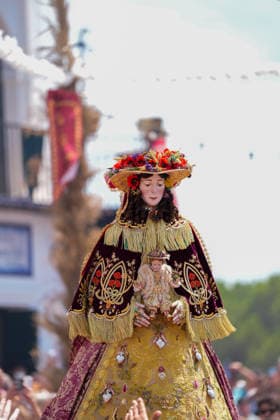 Almonte Prepares for the Long-Awaited Arrival of the Virgin of El Rocío in 2026 The Virgin of El Rocío will be carried through the streets of the village of El Rocío before being transported to the town of Almonte On August 19, 2026, in El Rocío, Almonte, Huelva, Andalusia, Spain The White Dove will be carried from her sanctuary to Almonte, an event that takes place every seven years and brings together thousands of residents and devotees in the village of Almonte August 19, 2026 Joaquí Huelva, Andalusia Huelva, Andalusia Spain  Copyright: xJoaquinxCorcherox 7720870