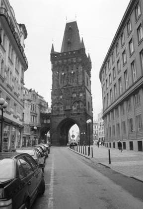 Tschechei, Prag, 05.05.1994 F: 07-09-03 Fuer Ihr Archiv! Foto: Der Prager Pulverturm ist ein 65 Meter hoher Torturm am Platz der Republik in Prag. Fuer Ihr Archiv! Fuer Ihr Archiv! *** Czech Republic, Prague, May 5, 1994 F 07 09 03 For your archives Photo: The Powder Tower in Prague is a 65-meter-high gate tower on Republic Square in Prague For your archives For your archives