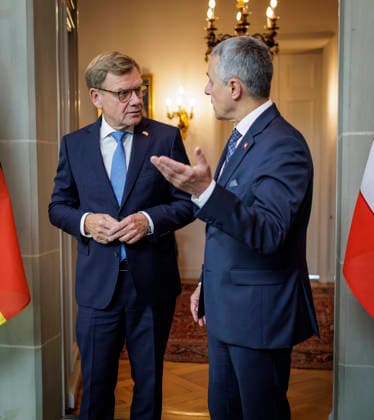 Johann Wadephul (CDU), Bundesaussenminister, aufgenommen im Rahmen seiner Reise in die Schweiz. Hier Treffen mit dem schweizerischen Aussenminister Ignazio Cassis. Fotografiert im Auftrag des Auswaertigen Amtes Bern Schweiz *** Johann Wadephul (CDU), Federal Foreign Minister, photographed during his trip to Switzerland. Pictured here meeting with Swiss Foreign Minister Ignazio Cassis. Photograph taken on behalf of the Federal Department of Foreign Affairs in Bern, Switzerland. Copyright: xThomasxKoehlerx