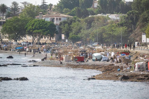 The humanitarian crisis in Ceuta continues. Migrants camped on Trampolín Beach, August 19, 2026, in Ceuta, Spain. Ceuta continues to face a serious humanitarian crisis following the historic mass influx of more than 70,000 migrants who swam across the Tarajal Strait on July 30 and 31. Although the current police deployment and border reinforcement by Moroccan authorities have succeeded in curbing the influx, the autonomous city continues to face a serious humanitarian, health, and security crisis. AUGUST 19, 2026 Spain  Copyright: xMarcosxMorenox 7720969