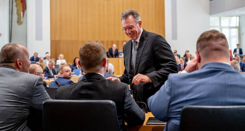 Michael Büge AFD Der Fraktionsvorsitzende der AfD in Rheinland-Pfalz, Michael Büge, aufgenommen während einer Debatte im Landtag in Mainz. Mainz Rheinland-Pfalz Deutschland *** Michael Büge, AfD: Michael Büge, the AfD parliamentary group leader in Rhineland-Palatinate, photographed during a debate in the state parliament in Mainz, Rhineland-Palatinate, Germany