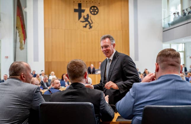 Michael Büge AFD Der Fraktionsvorsitzende der AfD in Rheinland-Pfalz, Michael Büge, aufgenommen während einer Debatte im Landtag in Mainz. Mainz Rheinland-Pfalz Deutschland *** Michael Büge, AfD: Michael Büge, the AfD parliamentary group leader in Rhineland-Palatinate, photographed during a debate in the state parliament in Mainz, Rhineland-Palatinate, Germany