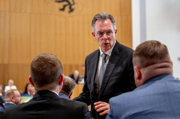 Michael Büge AFD Der Fraktionsvorsitzende der AfD in Rheinland-Pfalz, Michael Büge, aufgenommen während einer Debatte im Landtag in Mainz. Mainz Rheinland-Pfalz Deutschland *** Michael Büge, AfD: Michael Büge, the AfD parliamentary group leader in Rhineland-Palatinate, photographed during a debate in the state parliament in Mainz, Rhineland-Palatinate, Germany