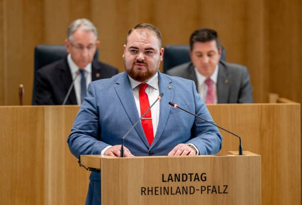 Bailey Wollenweber AFD Bailey Wollenweber, AfD Landtagsabgeordneter in Rheinland-Pfalz, aufgenommen während einer Debatte im Landtag in Mainz. Mainz Rheinland-Pfalz Deutschland *** Bailey Wollenweber (AfD) Bailey Wollenweber, AfD member of the state parliament in Rhineland-Palatinate, photographed during a debate in the state parliament in Mainz, Rhineland-Palatinate, Germany