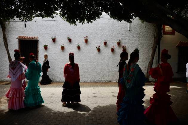 Scenes from the Málaga Fair: Several women dressed in flamenco outfits stroll through the Málaga Fair on August 19, 2026, in Málaga, Andalusia, Spain As they do every year, locals and visitors enjoy the Málaga Fair at the fairgrounds August 19, 2026, in Málaga, Andalusia, Málaga, Andalusia, Spain  Copyright: xÃlexxZeax 7721028