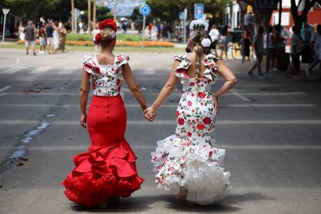 News Bilder des Tages Scenes from the Málaga Fair: Several women dressed in flamenco outfits stroll through the Málaga Fair on August 19, 2026, in Málaga, Andalusia, Spain As they do every year, locals and visitors enjoy the Málaga Fair at the fairgrounds August 19, 2026, in Málaga, Andalusia, Málaga, Andalusia, Spain  Copyright: xÃ?lexxZeax 7721029