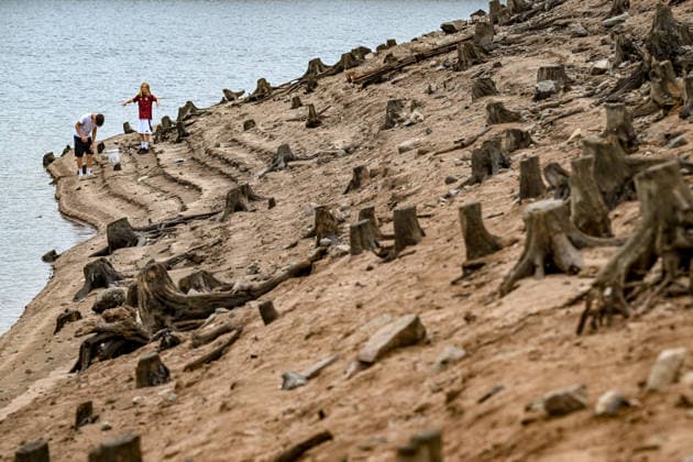 Boats removed from Czech Republic s largest dam due to low water BOHOSTICE, CZECH REPUBLIC - AUGUST 19: Exposed banks due to low water level at the Orlik Dam in Bohostice, Czech Republic, on August 19, 2026. Moldau river have reached historic lows for almost last 65 years. Lukas Kabon Anadolu Bohostice Czech Republic. Editorial use only. Please get in touch for any other usage.  Copyright: x2026xAnadoluxLukasxKabonx