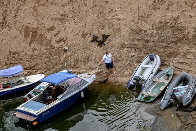 Boats removed from Czech Republic s largest dam due to low water BOHOSTICE, CZECH REPUBLIC - AUGUST 19: Exposed banks due to low water level at the Orlik Dam in Bohostice, Czech Republic, on August 19, 2026. Moldau river have reached historic lows for almost last 65 years. Lukas Kabon Anadolu Bohostice Czech Republic. Editorial use only. Please get in touch for any other usage.  Copyright: x2026xAnadoluxLukasxKabonx