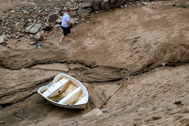 Boats removed from Czech Republic s largest dam due to low water BOHOSTICE, CZECH REPUBLIC - AUGUST 19: Exposed banks due to low water level at the Orlik Dam in Bohostice, Czech Republic, on August 19, 2026. Moldau river have reached historic lows for almost last 65 years. Lukas Kabon Anadolu Bohostice Czech Republic. Editorial use only. Please get in touch for any other usage.  Copyright: x2026xAnadoluxLukasxKabonx
