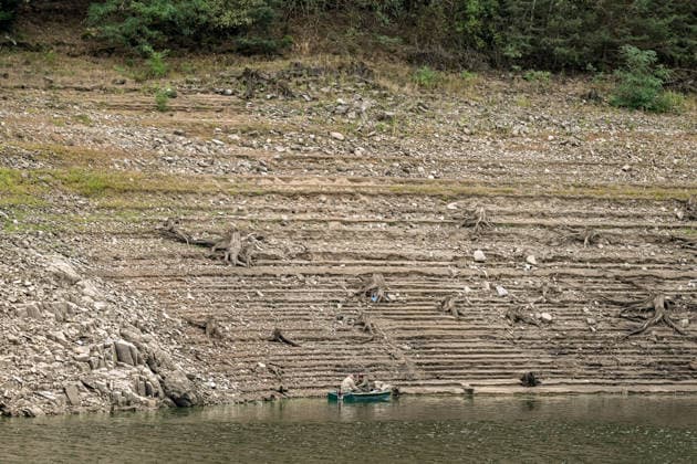 Boats removed from Czech Republic s largest dam due to low water BOHOSTICE, CZECH REPUBLIC - AUGUST 19: Exposed banks due to low water level at the Orlik Dam in Bohostice, Czech Republic, on August 19, 2026. Moldau river have reached historic lows for almost last 65 years. Lukas Kabon Anadolu Bohostice Czech Republic. Editorial use only. Please get in touch for any other usage.  Copyright: x2026xAnadoluxLukasxKabonx