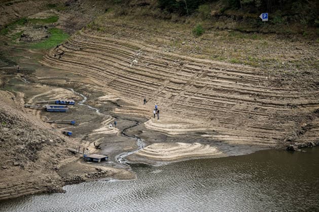 Boats removed from Czech Republic s largest dam due to low water BOHOSTICE, CZECH REPUBLIC - AUGUST 19: Exposed banks due to low water level at the Orlik Dam in Bohostice, Czech Republic, on August 19, 2026. Moldau river have reached historic lows for almost last 65 years. Lukas Kabon Anadolu Bohostice Czech Republic. Editorial use only. Please get in touch for any other usage.  Copyright: x2026xAnadoluxLukasxKabonx