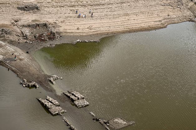 Boats removed from Czech Republic s largest dam due to low water BOHOSTICE, CZECH REPUBLIC - AUGUST 19: Exposed banks due to low water level at the Orlik Dam in Bohostice, Czech Republic, on August 19, 2026. Moldau river have reached historic lows for almost last 65 years. Lukas Kabon Anadolu Bohostice Czech Republic. Editorial use only. Please get in touch for any other usage.  Copyright: x2026xAnadoluxLukasxKabonx