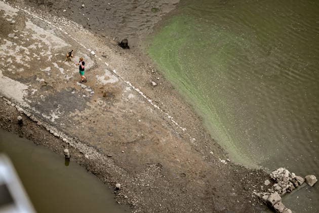 Boats removed from Czech Republic s largest dam due to low water BOHOSTICE, CZECH REPUBLIC - AUGUST 19: Exposed banks due to low water level at the Orlik Dam in Bohostice, Czech Republic, on August 19, 2026. Moldau river have reached historic lows for almost last 65 years. Lukas Kabon Anadolu Bohostice Czech Republic. Editorial use only. Please get in touch for any other usage.  Copyright: x2026xAnadoluxLukasxKabonx