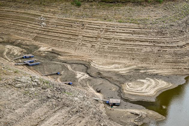 Boats removed from Czech Republic s largest dam due to low water BOHOSTICE, CZECH REPUBLIC - AUGUST 19: Exposed banks due to low water level at the Orlik Dam in Bohostice, Czech Republic, on August 19, 2026. Moldau river have reached historic lows for almost last 65 years. Lukas Kabon Anadolu Bohostice Czech Republic. Editorial use only. Please get in touch for any other usage.  Copyright: x2026xAnadoluxLukasxKabonx