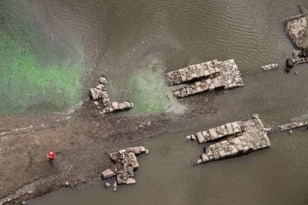 News Bilder des Tages Boats removed from Czech Republic s largest dam due to low water BOHOSTICE, CZECH REPUBLIC - AUGUST 19: Exposed banks due to low water level at the Orlik Dam in Bohostice, Czech Republic, on August 19, 2026. Moldau river have reached historic lows for almost last 65 years. Lukas Kabon Anadolu Bohostice Czech Republic. Editorial use only. Please get in touch for any other usage.  Copyright: x2026xAnadoluxLukasxKabonx
