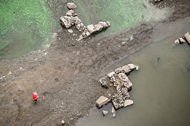 Boats removed from Czech Republic s largest dam due to low water BOHOSTICE, CZECH REPUBLIC - AUGUST 19: Exposed banks due to low water level at the Orlik Dam in Bohostice, Czech Republic, on August 19, 2026. Moldau river have reached historic lows for almost last 65 years. Lukas Kabon Anadolu Bohostice Czech Republic. Editorial use only. Please get in touch for any other usage.  Copyright: x2026xAnadoluxLukasxKabonx