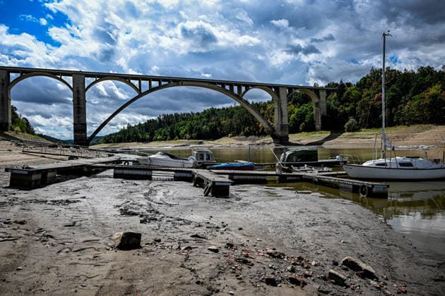 Boats removed from Czech Republic s largest dam due to low water BOHOSTICE, CZECH REPUBLIC - AUGUST 19: Exposed banks due to low water level at the Orlik Dam in Bohostice, Czech Republic, on August 19, 2026. Moldau river have reached historic lows for almost last 65 years. Lukas Kabon Anadolu Bohostice Czech Republic. Editorial use only. Please get in touch for any other usage.  Copyright: x2026xAnadoluxLukasxKabonx