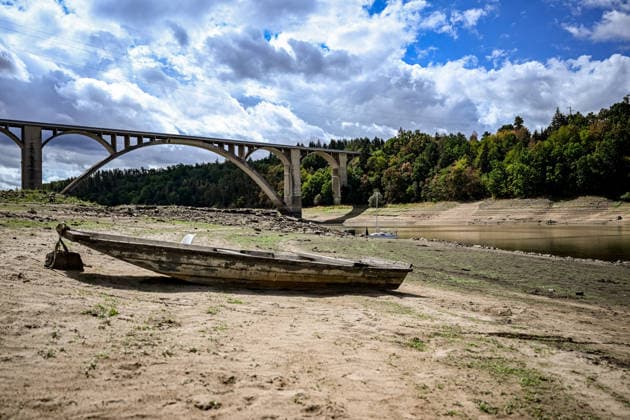 Boats removed from Czech Republic s largest dam due to low water BOHOSTICE, CZECH REPUBLIC - AUGUST 19: Exposed banks due to low water level at the Orlik Dam in Bohostice, Czech Republic, on August 19, 2026. Moldau river have reached historic lows for almost last 65 years. Lukas Kabon Anadolu Bohostice Czech Republic. Editorial use only. Please get in touch for any other usage.  Copyright: x2026xAnadoluxLukasxKabonx