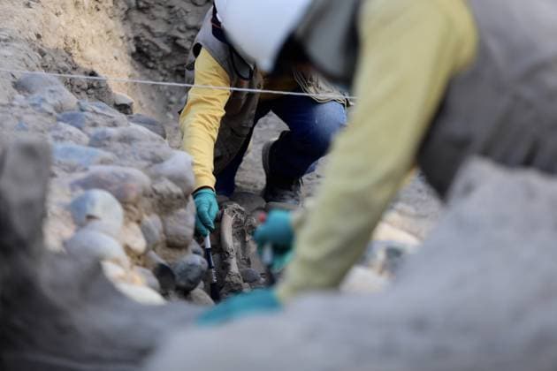 News Bilder des Tages 1,400-year-old human remains discovered at Huaca Pucllana in Lima LIMA, PERU - AUGUST 19: Archaeologists work on the excavation of recently discovered skeletal remains at the Huaca Pucllana archaeological site, one of Lima’s main pre-Hispanic landmarks, on August 19, 2026, in Lima, Peru. Klebher Vasquez Anadolu Lima Peru. Editorial use only. Please get in touch for any other usage.  Copyright: x2026xAnadoluxKlebherxVasquezx