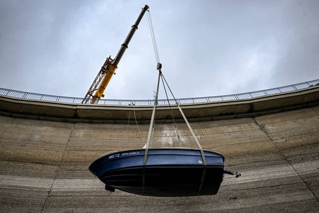 Boats removed from Czech Republic s largest dam due to low water BOHOSTICE, CZECH REPUBLIC - AUGUST 19: The boat is being removed from the Orlik Dam, the largest on the Vltava River, due to unprecedentedly low water levels, at the Orlik Dam in Bohostice, Czech Republic, on August 19, 2026. Lukas Kabon Anadolu Bohostice Czech Republic. Editorial use only. Please get in touch for any other usage.  Copyright: x2026xAnadoluxLukasxKabonx