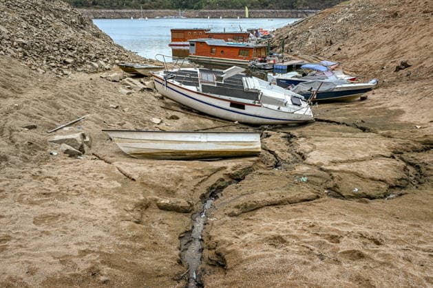 Boats removed from Czech Republic s largest dam due to low water BOHOSTICE, CZECH REPUBLIC - AUGUST 19: Exposed banks due to low water level at the Orlik Dam in Bohostice, Czech Republic, on August 19, 2026. Moldau river have reached historic lows for almost last 65 years. Lukas Kabon Anadolu Bohostice Czech Republic. Editorial use only. Please get in touch for any other usage.  Copyright: x2026xAnadoluxLukasxKabonx