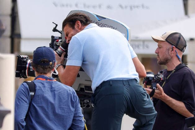 Bradley Cooper is directing the prequel to *Ocean’s Eleven*, in which he also stars, on August 19, 2026, in Paris. This film focuses on the parents of Danny Ocean’s character. Nineteen years after the release of the last film, *Ocean’s 13*, Bradley Cooper will be joined on set by M. Robbie, among others. Behind the scenes, L. De Seine, G. Campano, as well as Bradley Cooper’s daughter and mother, Jasmine Aissaoui. Bestimage. Bradley Cooper is directing the *Ocean’s Eleven* prequel in Paris on August 19, 2026. This installment focuses on Danny Ocean’s parents. Nineteen years after the release of the last film, *Ocean’s 13*, Cooper will be joined on set by Margot Robbie, among others. Behind the scenes, Bradley Cooper’s daughter and mother, L  Copyright: xJasminexAissaouix xBestimagexJasminexAissaouix xBestimagex